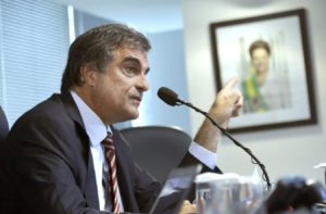 Brasília - O advogado-geral da União, José Eduardo Cardozo, fala sobre o relatório de impeachment feito pelo deputado Jovair Arantes (José Cruz/Agência Brasil)